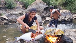 Survival skills Big fish curry delicious for food and Natural red apple Survival cooking in forest [upl. by Ahsena345]