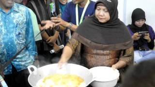 MAK CIK GORENG PISANG GUNA TANGAN CELUP MINYAK PANAS [upl. by Aynnek]