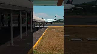 Llega el avion a la terminal de el aeropuerto de uruapan michoacan mexico para viajar a tijuana [upl. by Scuram]