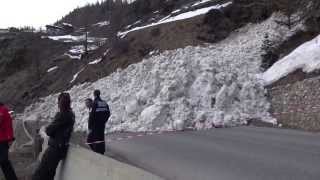 Avalanche sur la route de Tignes et Val dIsère [upl. by Volding]