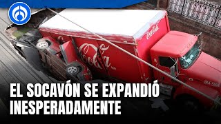 Socavón se traga dos vehículos en Irapuato [upl. by Nocam]