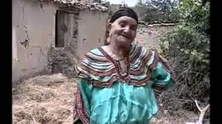 Une Algérienne KABYLE chante un NACHIDD WATANI [upl. by Roanna508]