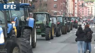 Los agricultores toman ciudades y carreteras en su cuarto día de protestas [upl. by Charita]