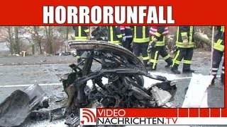 Nachrichten Horror Unfall  BMW mäht zwei massive Eichen um und zerbirst in zwei Teile [upl. by Nosmas554]