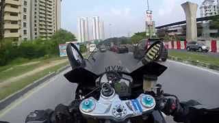 Aprilia RSV4 take on heavy traffic [upl. by Nitsej]