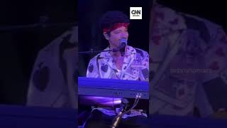 Bruno Mars diverte fãs com cantada em português durante show quotCadê as solteirasquot [upl. by Vivianne]