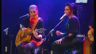 Siti Nurhaliza amp Yuna  Dan Sebenarnya live [upl. by Anyala]