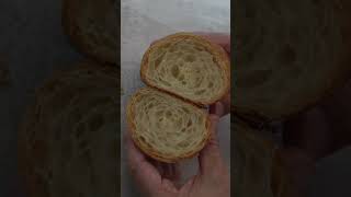 Découpe dun croissant fait maison patisserie croissant asmr [upl. by Htebazileyram]