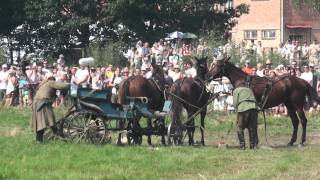 Wywrócona bryczka i spłoszone konie na rekonstrukcji Bitwy Warszawskiej w Ossowie 14082010 [upl. by Ebert]