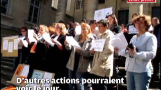 VIDEO Poitiers La colère des greffes sexprime en chanson [upl. by Ayanahs]