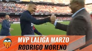 MAZINHO SORPRENDE A RODRIGO CON EL PREMIO DE MVP DE LALIGA EN MARZO [upl. by Amann]