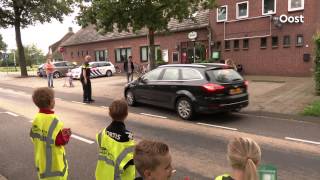 Kinderen controleren snelheid van automobilisten in Hoogenweg [upl. by Ecnarrat]