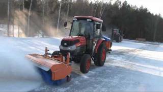 Frontkehrmaschine  Kehrbesen FFK 1810 mit Anbaustreuer FSH 30 im Winterdienst für Traktoren [upl. by Jannery]