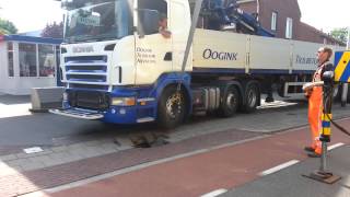 Vrachtwagen vast bij fieten olie [upl. by Rana63]