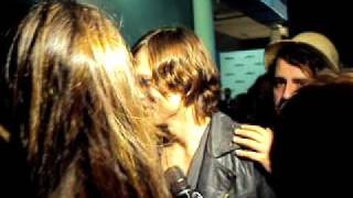 Ashton Kutcher e Alessandra Ambrósio conversam nos bastidores  Colcci SPFW Inverno 2011 [upl. by Tilden]