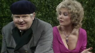 Benny Hill  Le touriste tactile [upl. by Erdnaek567]