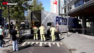 Vrachtwagen rijdt zich vast tegen winkelpand Metropolestraat [upl. by Sung]