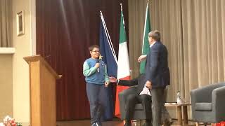 GIACOMO PORETTI AL GALLIO DI COMO SCHERZA SULLALTEZZA E CON GLI STUDENTI SUL PALCO [upl. by Iznekcam]