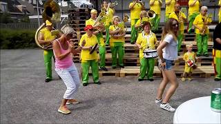 Hey Margarita Macarena Dance dweilorkest met trommelaartje Ivo [upl. by Olenolin]