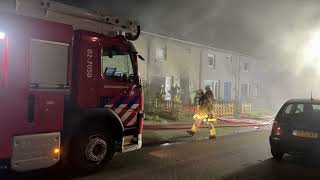 Rookmelder redt leven van slapende bewoner bij woningbrand in Drachten [upl. by Teiluj112]