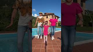 Salvo e Giorgia nuovo balletto di Tik Tok in piscina con Mamma Cinzia salvoegiorgia shorts [upl. by Goldman50]