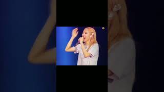 Lisa reaction when Rosé did this at Osaka Concert day 2 😹 lisa rose jennie blackpink [upl. by Isaacs]