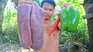 Primitive Technology Cooking Pigs Spleen on a Rock for Food  Wilderness Food [upl. by Astra]