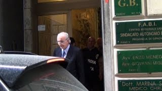 Carige Berneschi esce dallufficio di Genova su auto della Gdf [upl. by Ennaeirb]