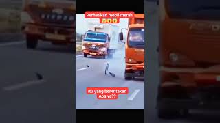 Ban pecah saat di tol berbahaya automobile trukolengstorywa30detik fypshorts trukmboistrukoleng [upl. by Pollack671]