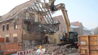 Bagger im Einsatz  Caterpillar macht altes Haus platt [upl. by Imehon]