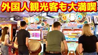 ゲーセン行ったら日本独自のゲームに外国人観光客も大満喫してた [upl. by Haeluj667]