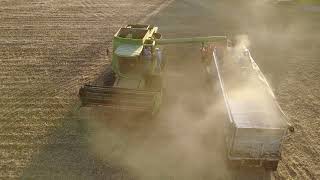 Unloading the hopper John Deere 9500 Sidehill combine [upl. by Eceirahs799]