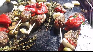 Brochettes de viandepoivronsoignons blancsolives vertes à la PLANCHA A GAZ [upl. by Hobey246]