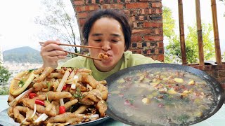 苗大姐传说吃猪食能治癌症，柠檬泡椒鸡爪，鸡食里找吃，吃得嘎嘎香大口吃肉 [upl. by Liatrice]