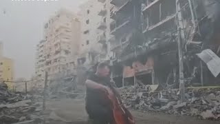 Un libanais joue au violoncelle au milieu des ruines après des frappes israéliennes [upl. by Ylaek]