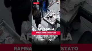 Afragola finanziere libero dal servizio blocca rapinatore [upl. by Kauffman]