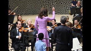 Die Royals in der Elbphilharmonie Herzogin Kate schwang sogar den Taktstock [upl. by Goto421]