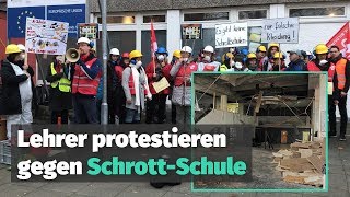 Lehrer protestieren mit Schutzmasken gegen SchrottSchule in Spandau [upl. by Ammeg606]