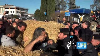 Protesta agricoltori bloccato il casello di Orte con balle di fieno interviene la polizia [upl. by Steffie653]