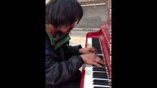 Un indigente tocando piano en la calle el pianista callejero que sorprende a todos [upl. by Aleibarg]