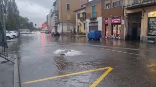 Piogge a Milano per allagamenti deviati bus e tram [upl. by Ezri993]