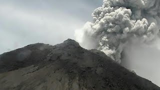 Vulkan in Indonesien stößt 5000 Meter hohe Aschewolke aus  AFP [upl. by Eddi820]