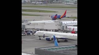 Airport action DL 753 pulling into the gate at FLL from DTW planesspotting aviation [upl. by Mak98]