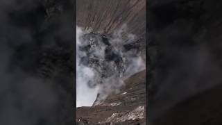 Ein Blick in den aktiven Vulkan Bromo Kraterrand Gunung Mount Bromoactive volcano Indonesia shorts [upl. by Chaney728]