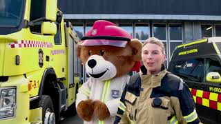 Brannbamsen Bjørnis og Anniken viser frem brannbilene på brannstasjonen 🐻🚒 [upl. by Bloxberg]