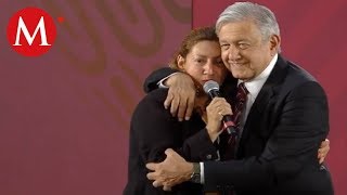 Reportera abraza a AMLO en conferencia [upl. by Barney]