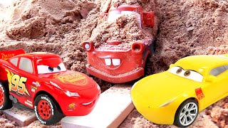 Rayo McQueen y Cruz Ramírez sacan a Mater de la arena Juegos con coches Pistas de carreras [upl. by Eiuqnimod150]