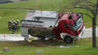 Feuerwehrfahrzeug verunglückt auf Einsatzfahrt [upl. by Sybilla770]