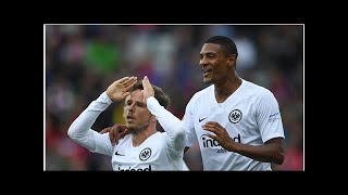 Eintracht Frankfurt feiert Nicolai Müller und Adi Hütter nach Sieg über SC Freiburg [upl. by Goff727]