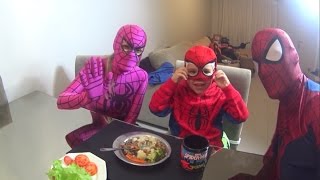 HOMEM ARANHA ALMOÇANDO  Spiderman eating lunch  スパイダーマン昼食 [upl. by Lynnet]